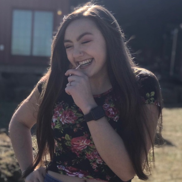 Meet your Poshers, Audrie and Marlene! - Picture 2 of 3